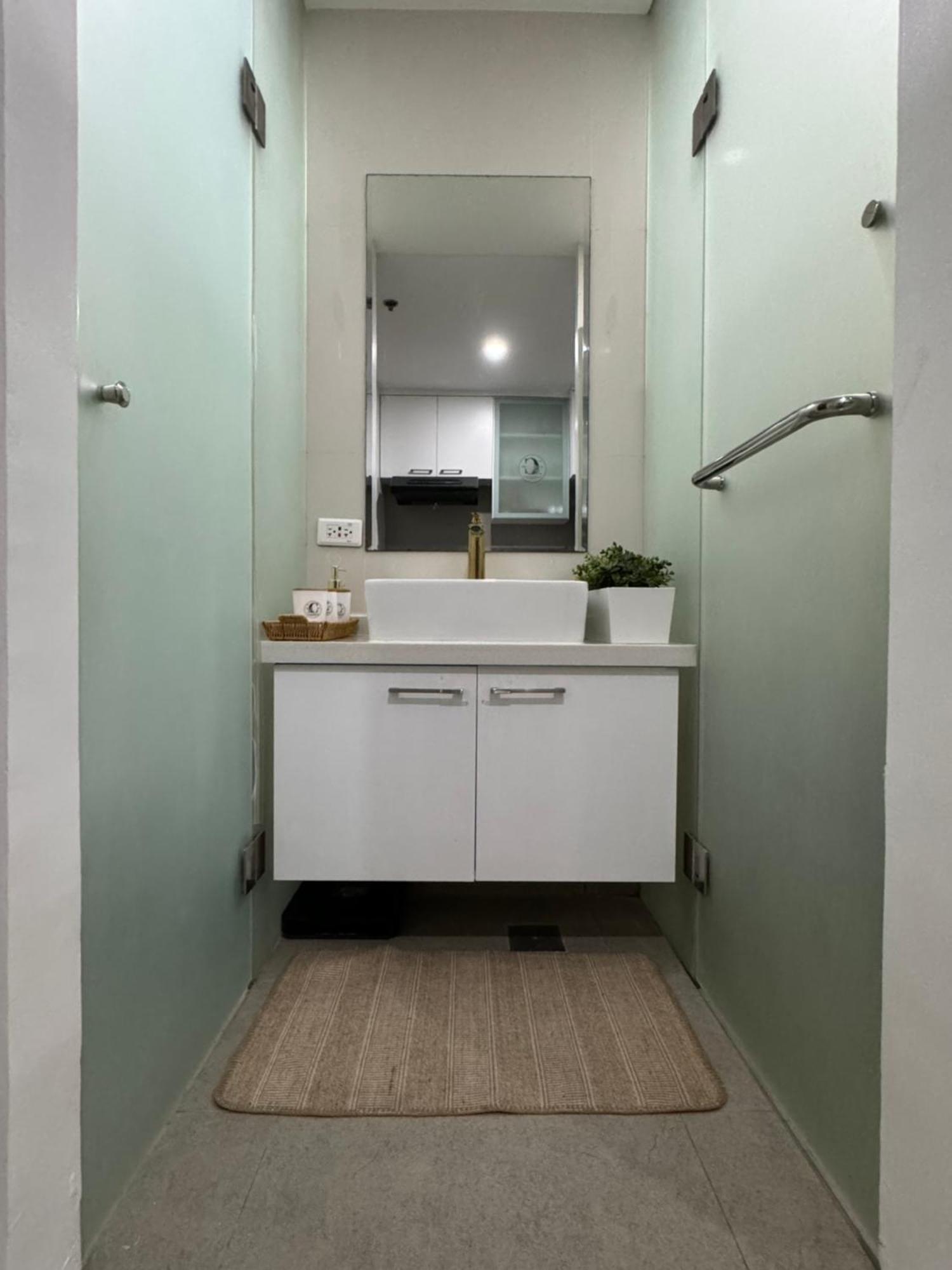 Cozy Unit With Free Access To Fitness Centre, Swimming Pool And Stunning View Located Near The Cbd Of Ortigas, Makati, Bgc Apartment